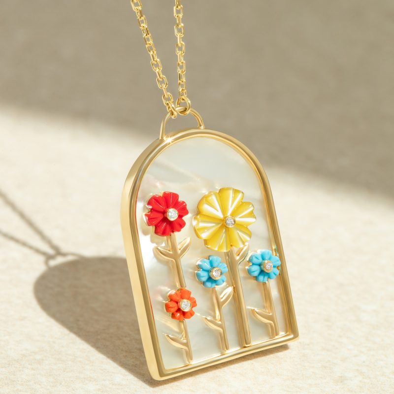 Necklace Tableau Small Flower With White MOP Background – Closeup